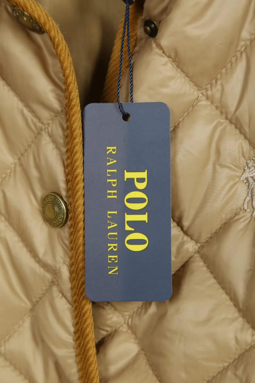 P350 Actual Photos [Popular in Winter] Style Number: 24376# Color: Milk White/Navy Blue/Khaki/Black/Gray Green Size: S to Soft and comfortable✅ - Customized double-circle brand hardware buckle back waist with freely adjustable elastic design✅ - RL three-color diamond-shaped cotton jacket, 100% restoration, corduroy strips running through the whole body, no knots and no overlaps, artificial curling, fine workmanship, highly recommended, rare cotton jacket that does not look bloated, can be worn as an inner layer in the north, multiple neckwear styles, elastic waistline on the back, freely adjustable waist, matt memory technology on the face, with a cotton feel, not to be missed, highly recommended